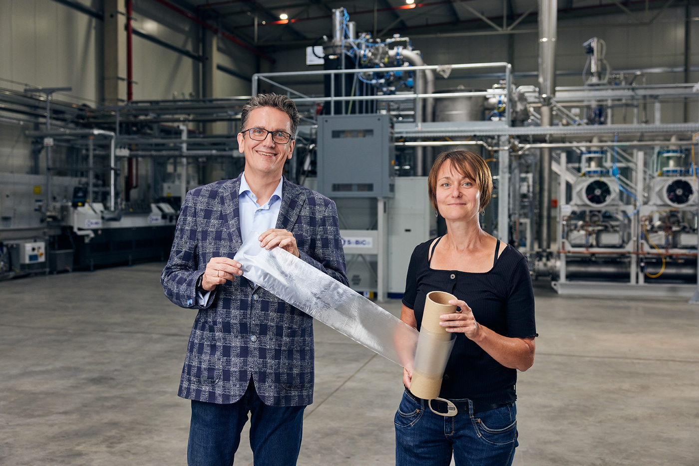  Dr. Gerald Hauf together with Dr. Antje Lieske, in the background the 1st production line of SoBiCo GmbH